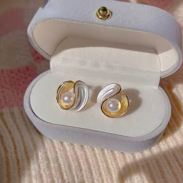 Fashion Pearl Alloy Stud Earrings