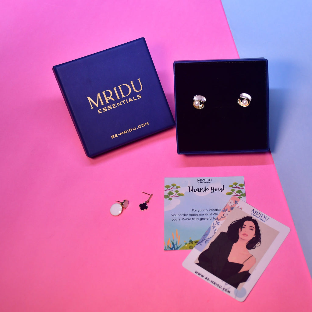 Fashion Pearl Alloy Stud Earrings