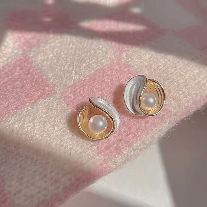 Fashion Pearl Alloy Stud Earrings