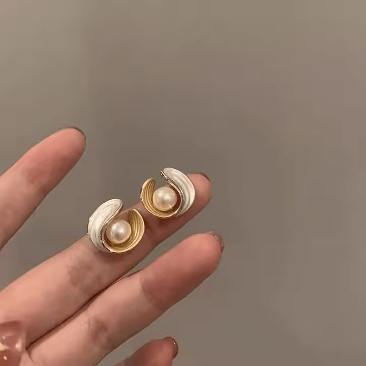 Fashion Pearl Alloy Stud Earrings